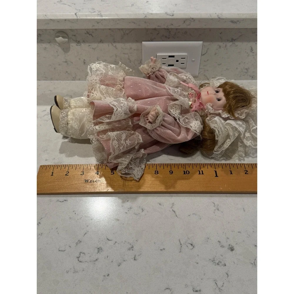 Vintage Mann 1989 Porcelain Doll Pink Lace Dress Bonnet Collectible Toy‎